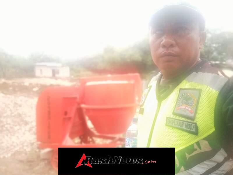 Babinsa Koramil 1627-01/Ba’a Pantau Pekerjaan Rangka Besi Pembangunan KDKMP di Nggodimeda