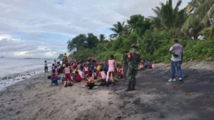 Hijaukan dan Bersihkan Paga, Satgas TMMD 127 Turun Tangan Jaga Kelestarian Pantai