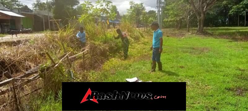 Babinsa Koramil 01/Lewa Tumbuhkan Kebersamaan Melalui Aksi Bersih Lingkungan