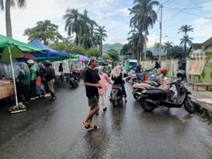Cuaca Hujan Tidak Menghalangi Pengamanan Pasar Ramadhan di Jalan Flores Sarae