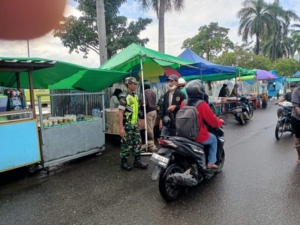 Cuaca Hujan Tidak Menghalangi Pengamanan Pasar Ramadhan di Jalan Flores Sarae
