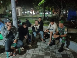 TNI Hadir di Tengah Masyarakat, Babinsa Taliwang Ingatkan Pentingnya Keamanan Lingkungan