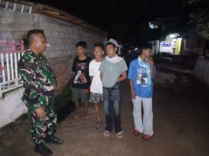Jaga Kenyamanan Warga, Babinsa dan Tokoh Pemuda Patroli Malam di Fo’o Kompo