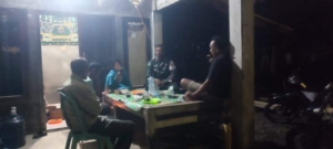 Patroli dan Kongkow Bersama Warga, Piket Koramil 1628-03/Seteluk Perkuat Stabilitas Wilayah