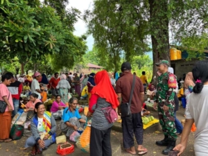 Hadir di Tengah Masyarakat, Babinsa Jaga Ketertiban Pasar Barter Wulandoni