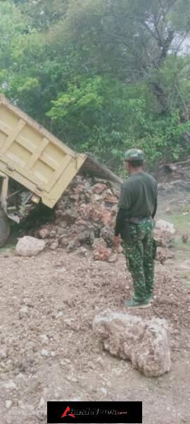 Pembangunan KDKMP Desa Lakamola: Babinsa Memantau Kegiatan Pengecoran Cakar Ayam
