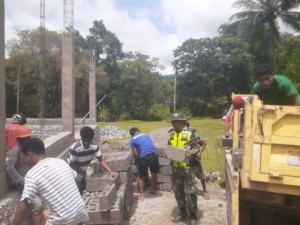 Gotong Royong Bersama Warga, Babinsa Percepat Berdirinya KDKMP Haulasi