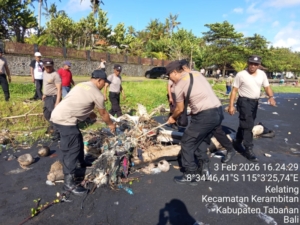 Polsek Kerambitan Bersama Warga Desa Kelating Gelar Korve Bersih Pantai Kelating