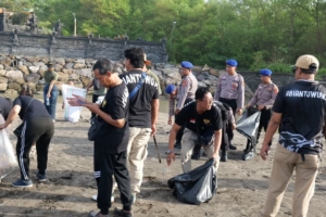 Kolaborasi Pemerintah dan Masyarakat, Pantai Kedungu Jadi Lokasi Gerakan Kebersihan