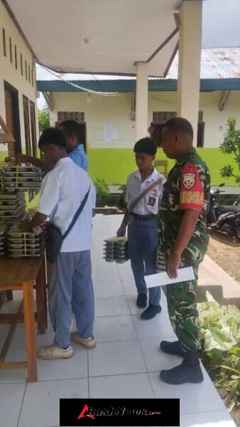 TNI Hadir Dukung Pemberian Makanan Bergizi bagi Pelajar Rote Timur