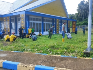 Babinsa Naikliu Peduli Kebersihan Kantor Kecamatan