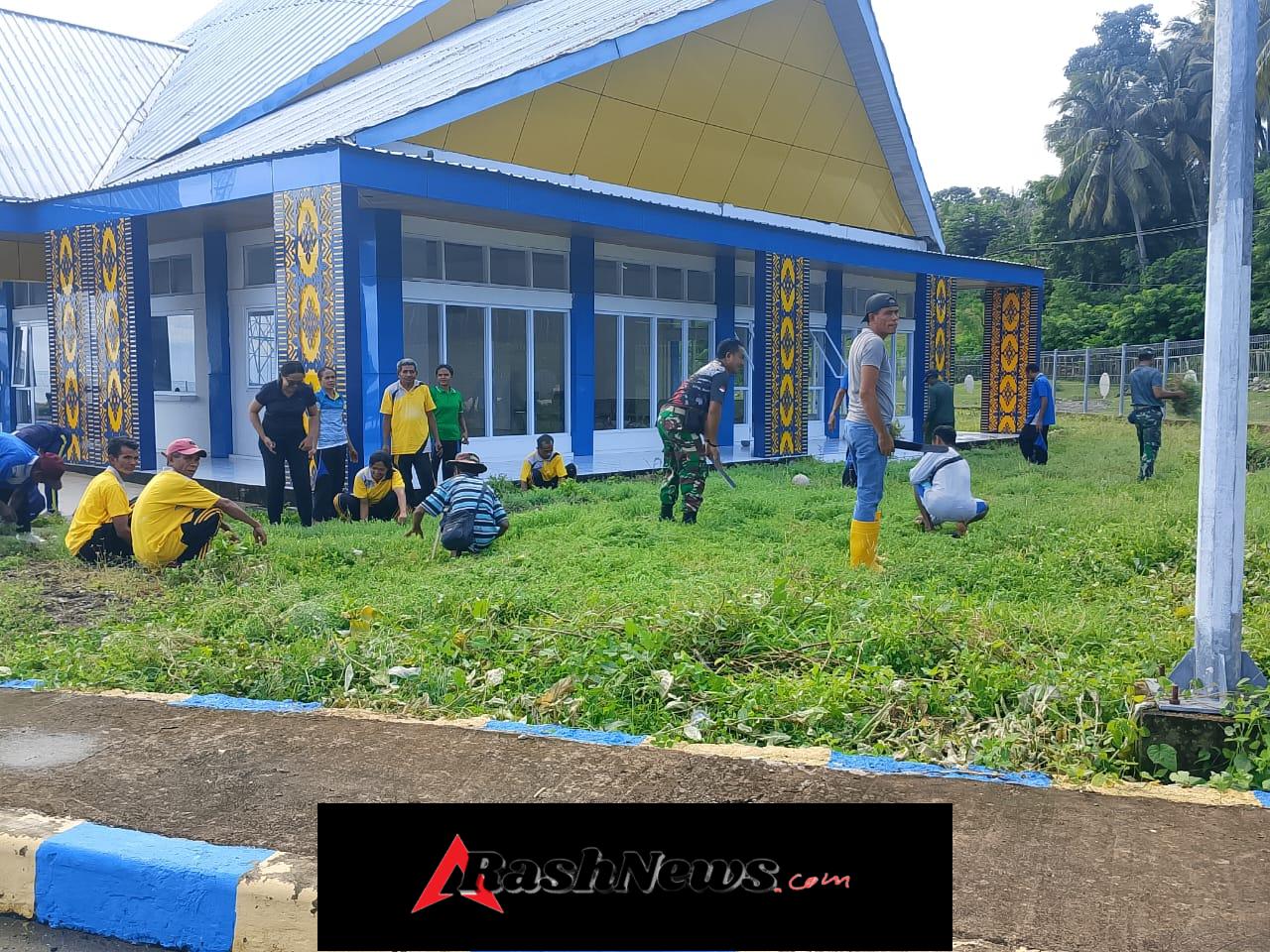 Babinsa Naikliu Peduli Kebersihan Kantor Kecamatan