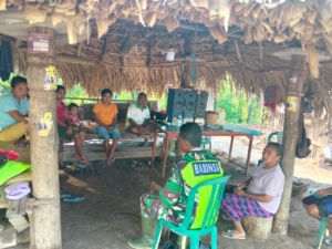 Perkuat Ketahanan Sosial Desa, Babinsa Tunbess Edukasi Warga Soal Bahaya Hoaks