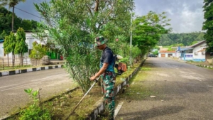 Kebersamaan di Perbatasan, Satgas Pamtas Yonarhanud 2 Kostrad Adakan Karya Bakti Bersama