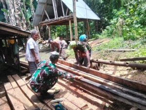 Melalui Komsos, Babinsa Pererat Hubungan dengan Warga Alor Selatan