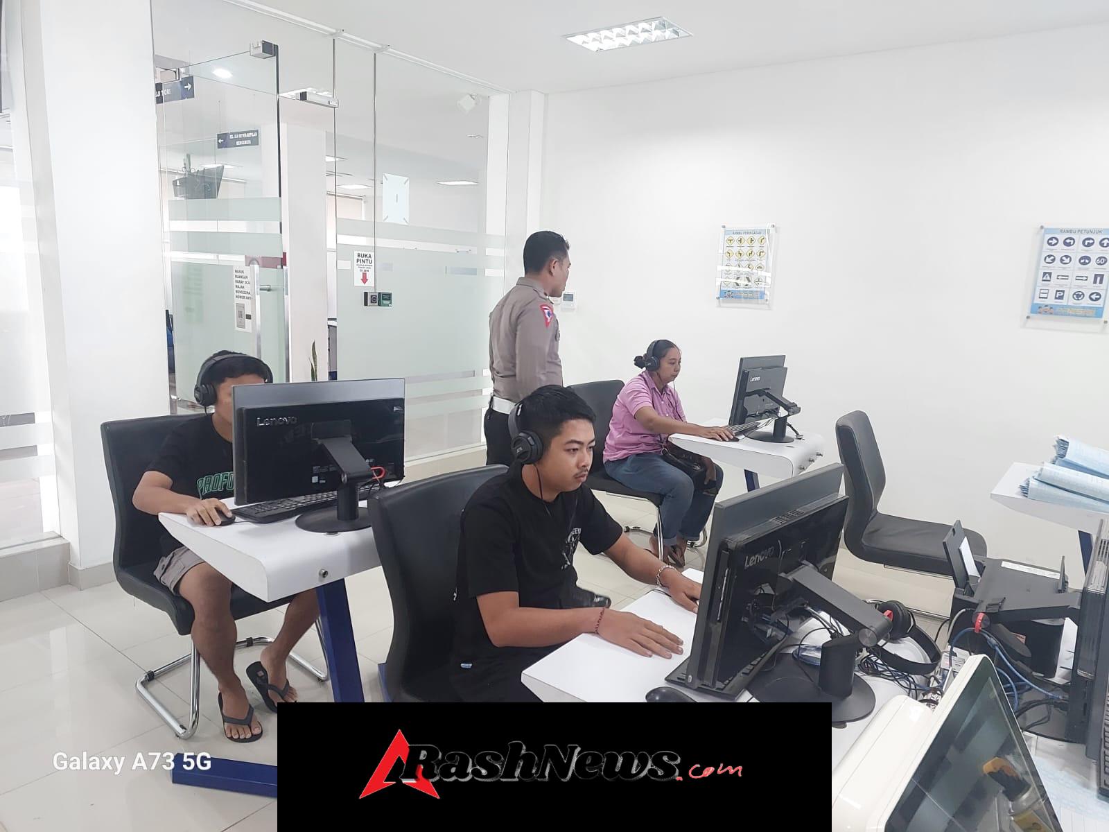 Personil Lantas Laksanakan Teori Avis Komputerisasi Bagi Pemohon SIM Baru