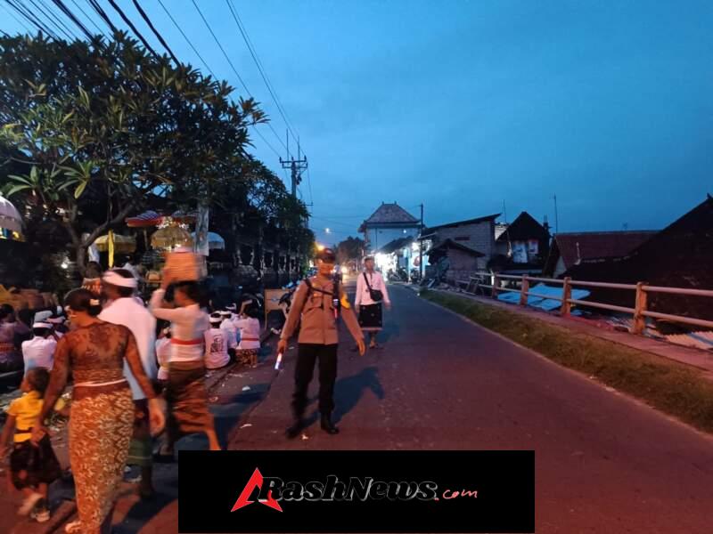 Bhabinkamtibmas Amankan Piodalan di Pura Dalem Jemona, Ribuan Umat Sembahyang Aman dan Lancar