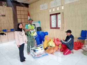 Sigap Bantu Warga, Babinsa Beru Kawal Distribusi Bantuan Korban Banjir di Jereweh