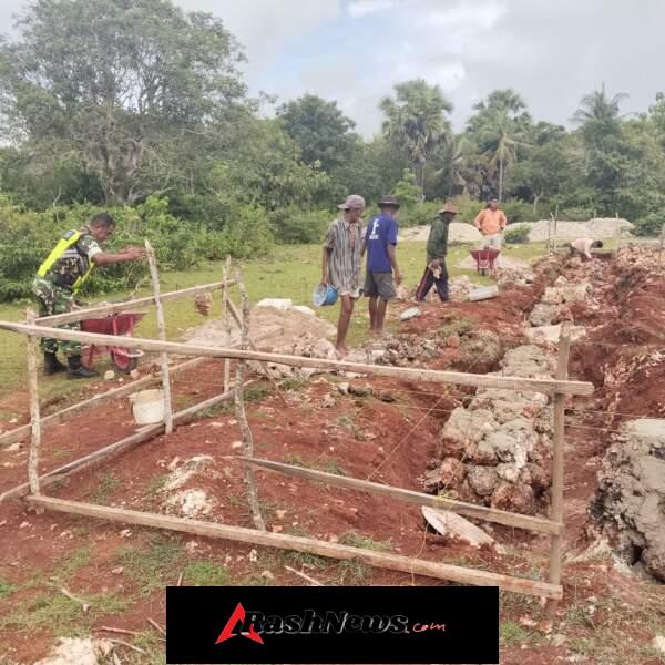 Babinsa Koramil 1627-03/Batutua Pantau Lanjutan Pengerjaan Pondasi KDKMP Oelua