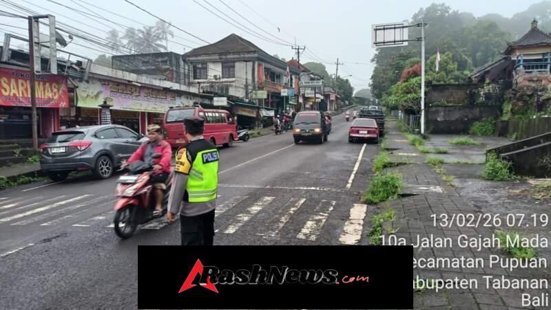Pelayanan Prima di Pagi Hari, Personel Polsek Pupuan Laksanakan Pengaturan di Simpang Pasar Pupuan