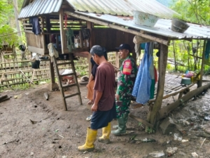 Babinsa Desa Seran Ingatkan Warga Pentingnya Kebersihan dan Keamanan Lingkungan