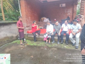 Kegiatan Penyerahan dan Penanaman Bibit Kelapa Genjah dalam rangka  Hari Arak ke-6 Tahun 2026 di Desa Tri Eka Buana Kecamatan Sidemen Kabupaten Karangasem.