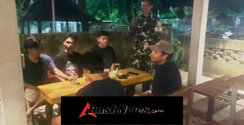 Ciptakan Rasa Aman, Babinsa Seteluk Gelar Patroli dan Komsos di Malam Hari