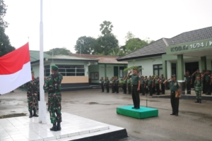Personel Kodim Kupang Ikuti Upacara Bendera Senin Rutin