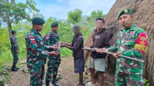 Kepercayaan Warga Terhadap Satgas Pamtas Yonarhanud 2 Kostrad, Berikan 2 Pucuk Senjata