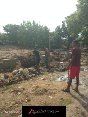 Babinsa Koramil 1627-02/Pantai Baru Pantau Pekerjaan Pondasi KDKMP di Desa Sonimanu