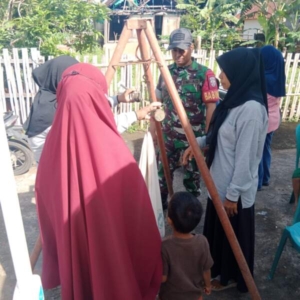 Perkuat Kedekatan dengan Warga, Babinsa Rasabou Laksanakan Komsos Sekaligus Dampingi Tim Kesehatan
