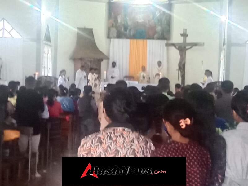 Babinsa Hadir Jaga Keamanan Perayaan Pesta Intan Gereja Roh Kudus Detukeli