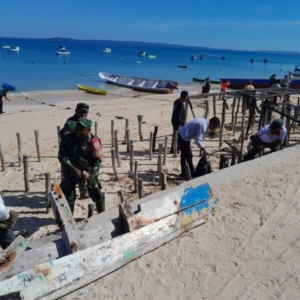 Sinergi Babinsa Dan Masyarakat Sukseskan Bersih Pantai Tablolong