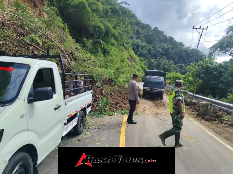 Akses Jalan Aman, Babinsa Koordinasi Bersihkan Material Longsor di KM 15