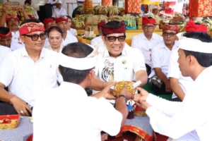 Bupati Sanjaya Sembah Bhakti di Pura Banjar Adat Dharma Duta, Perkuat Harmoni Spiritual dan Kebersamaan Warga