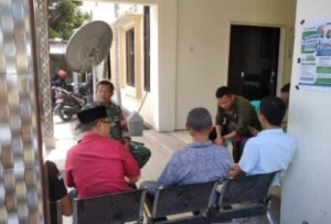 Babinsa Mamben Lauk Pererat Silaturahmi Lewat Komsos dengan Staf Desa dan Para Kadus