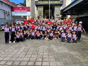 Keceriaan Anak-Anak TK Negeri Baturiti Belajar dan Mengenal Tugas Polisi di Polsek Baturiti
