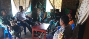 Momentum Ramadhan, Babinsa dan Polisi Ajak Warga Hidup Rukun dan Damai