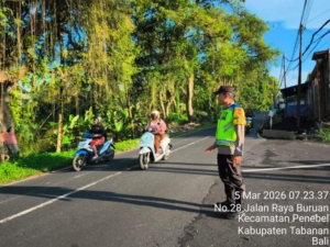 Cegah terjadinya kemacetan dan laka lantas, Personil Polsek Penebel melaksanakan Strong Point pagi