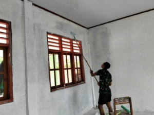 Menuju Penutupan TMMD, Satgas Kodim 1618/TTU Sempurnakan Cat Dalam RKB Sekolah