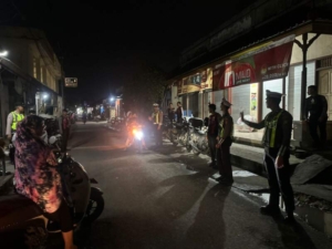 Polsek Nusa Penida Amankan Ibadah Tarawih di Masjid Al-Imron