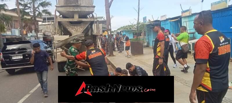 Babinsa Kodim 1630/Mabar Bersama Aparat Gabungan Perbaiki Akses Jalan di Wilayah Komodo