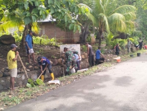 Cegah Banjir, Babinsa dan Masyarakat Lamanepa Kompak Bersihkan Parit