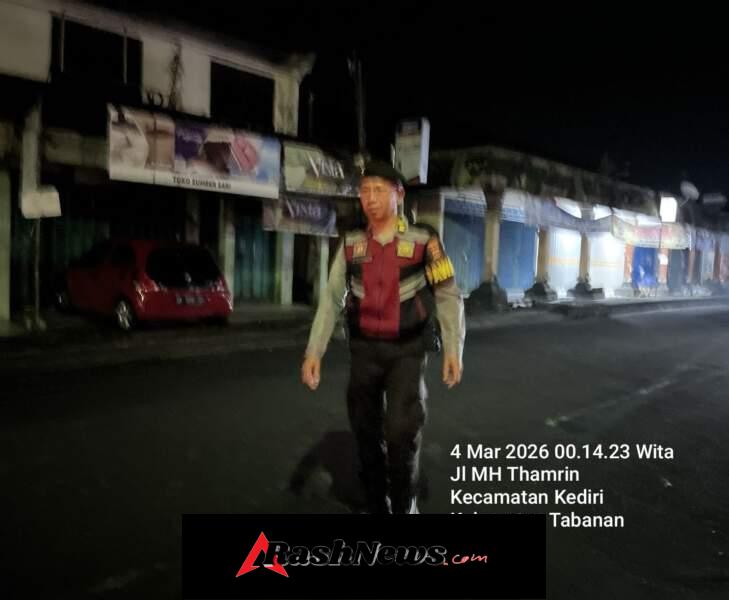Cegah Kriminalitas, Perwira Pengawas Polsek Kediri Pimpin Pelaksanaan  Blue Light Patrol (BLP)