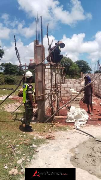 Pekerjaan Pengecoran Tiang Terus Berlanjut, Babinsa Turun Langsung ke Lokasi