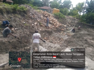 Babinsa Koramil 1627-03/Batutua Pantau Perakitan Tiang Cakar Ayam di Desa Tualima