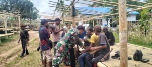 Semangat Gotong Royong Babinsa dan Warga Bangun Pasar untuk Tiga Desa di Kecamatan Lembur