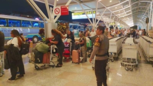 Dampak Perang Timur Tengah, Penerbangan Bali Dibatalkan, Polres Bandara Ngurah Rai Amankan Penumpang