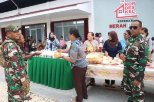 Kepedulian TNI Berbagi Takjil Di Kupang Timur