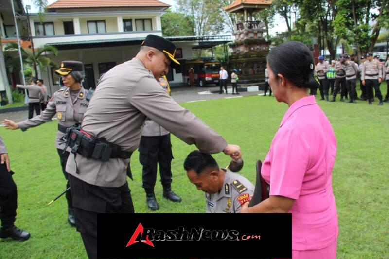 Kapolres Tabanan Pimpin Apel Jam Pimpinan, Berikan Kenaikan Pangkat Pengabdian dan Penghargaan bagi Personel Berprestasi